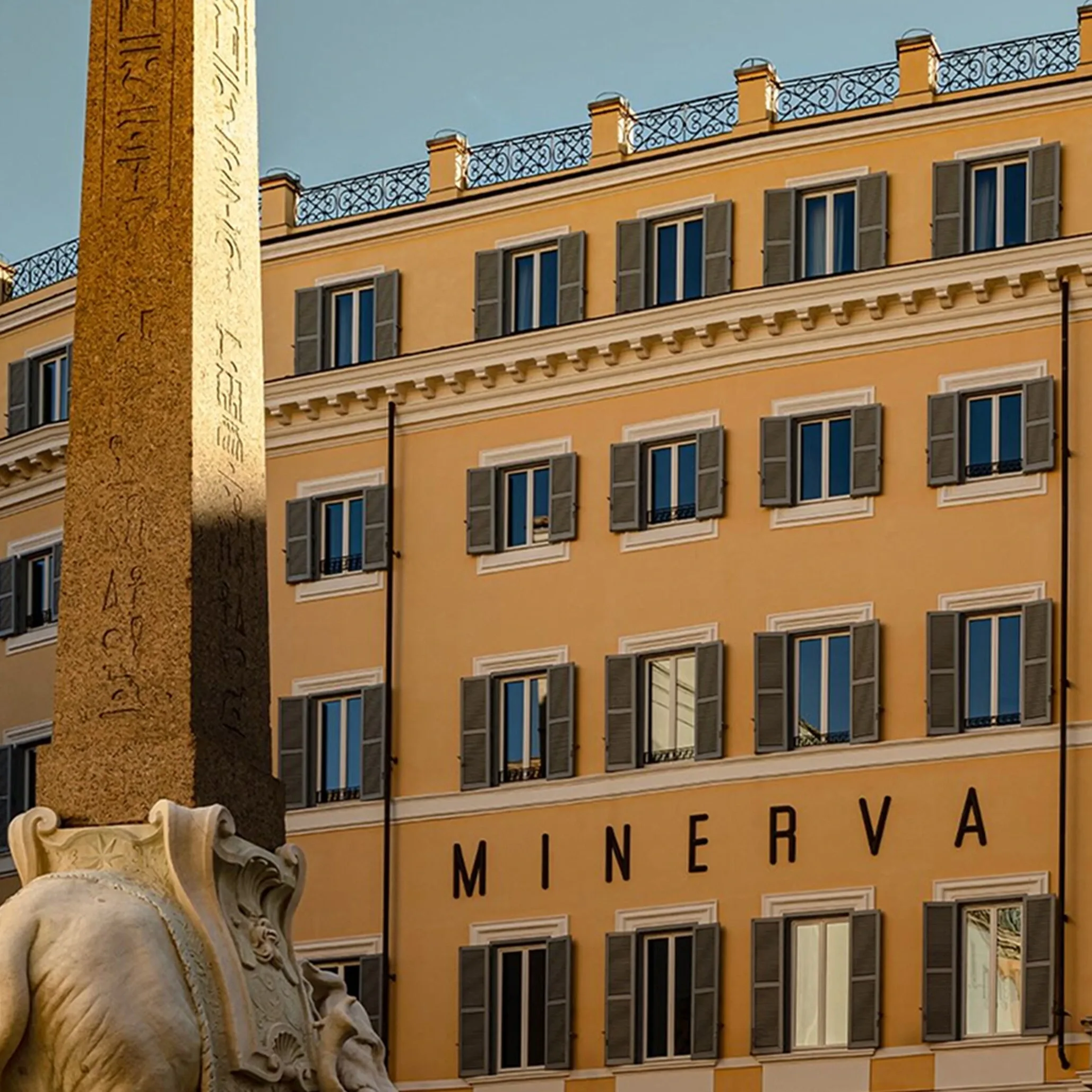 Façade de l'hôtel Minerva affichant MINERVA à côté de l'obélisque sur la Piazza della Minerva, Rome